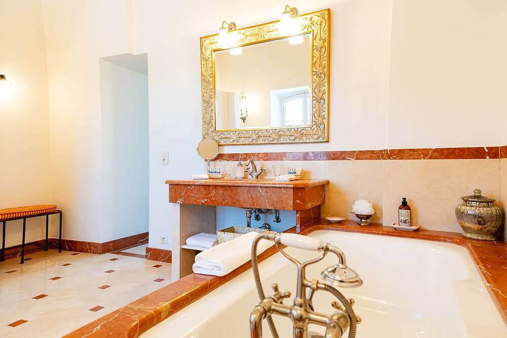 Suite-Exklusiv-Ensuite mit Bad-Parkblick in Loriol-du-Comtat, Vaucluse