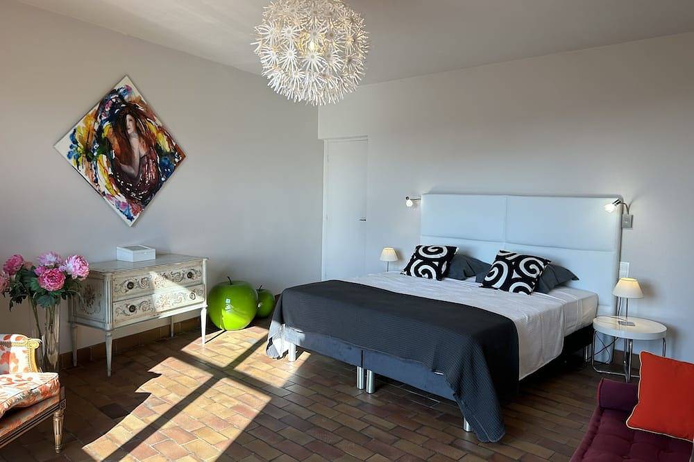 Rated 4-star tourist accommodation. Large village house, heated swimming pool in Sablet, Vaucluse