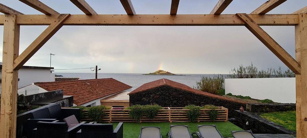 Ferienhaus 'Branca' mit Meerblick, gemeinsamer Terrasse und WLAN in Praia (São Mateus), Insel Graciosa
