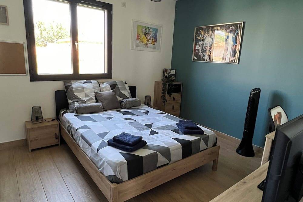 Villa with swimming pool and Jacuzzi, ideal for families, beach 10 min away, residential in La Moutone, La Crau