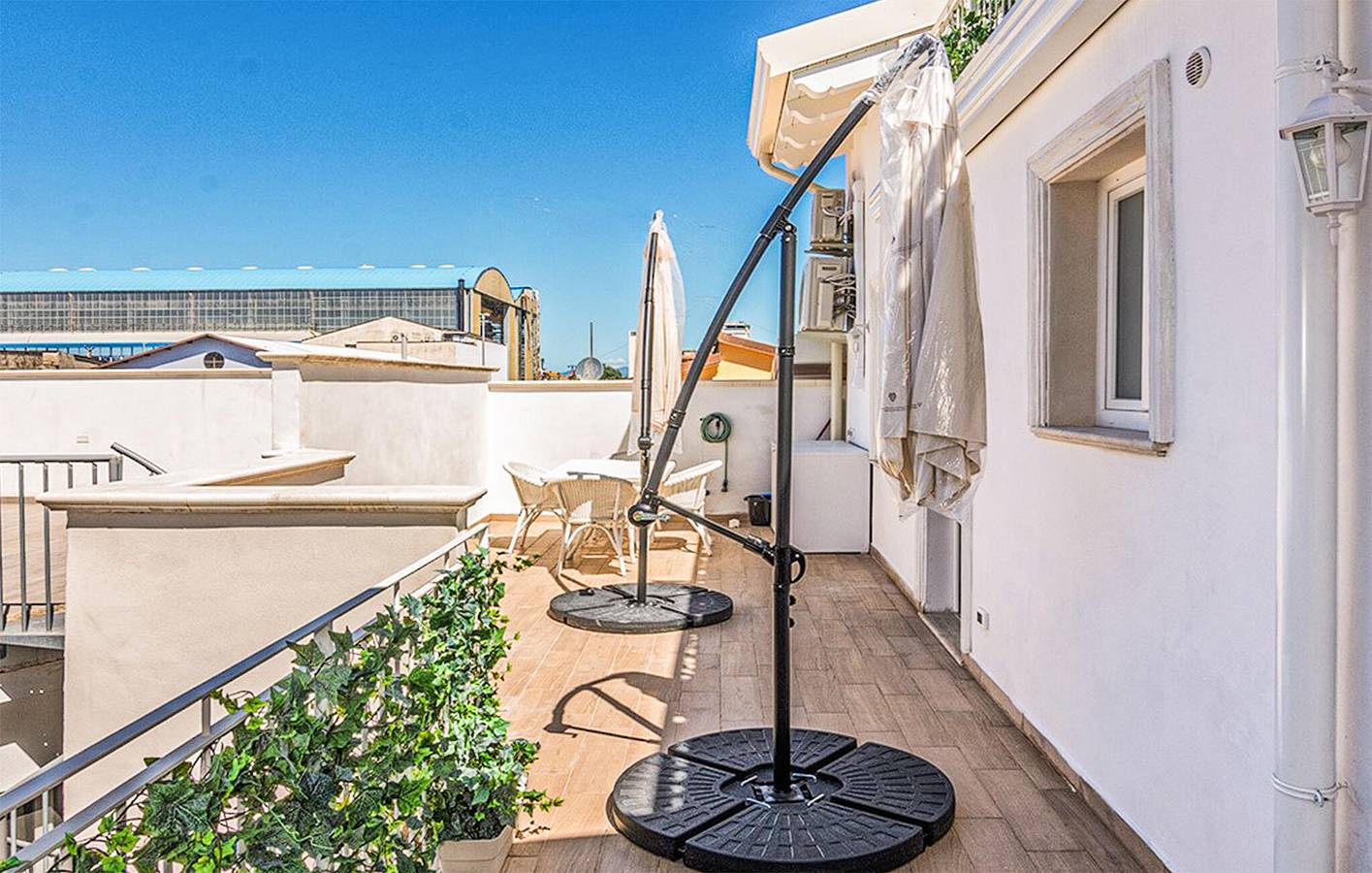 Appartement de vacances entier, Charmant appartement en bord de mer avec jardin, Wi-Fi, climatisation et parking in Viareggio, Riviera Italienne