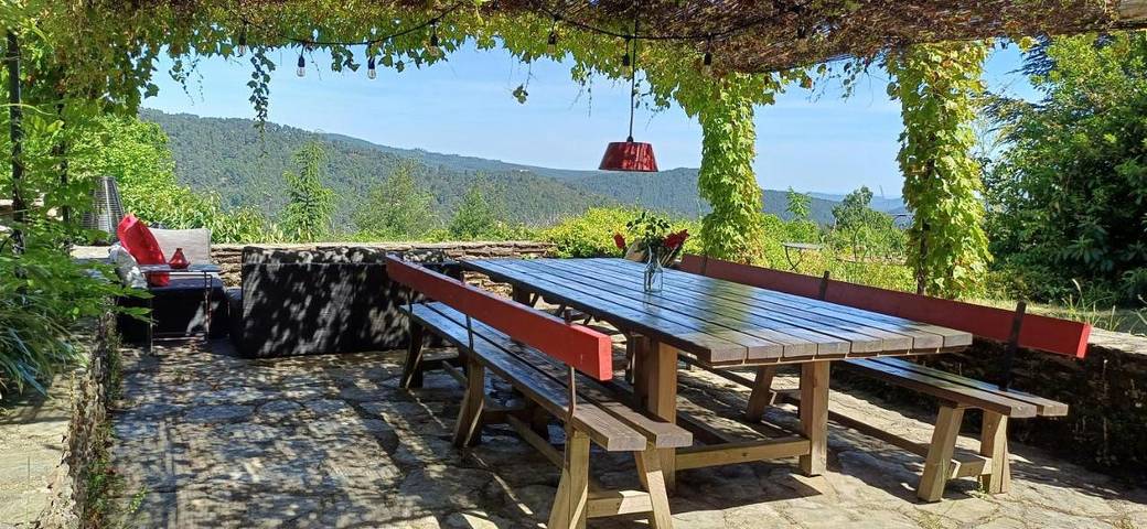 Location de vacances pour 8 personnes, avec Terrasse ainsi que Jardin et Vue à Saint-Julien-des-Points