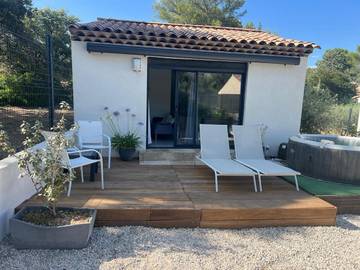 Location de vacances pour 3 personnes, avec jardin et vue à Trans-en-Provence