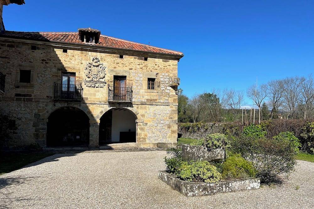 Impressive 18th century farmhouse from Montañes. in Entrambasaguas, Cantabrian Coast