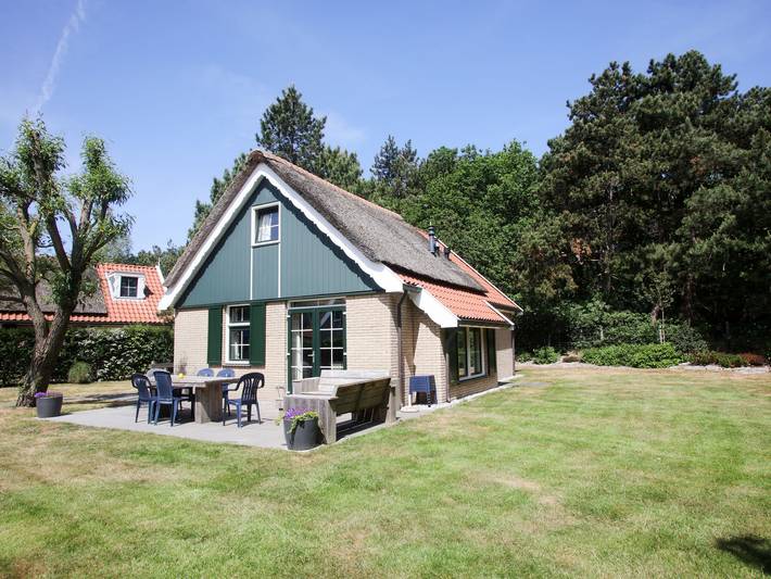 Chalet für 6 Personen, mit Terrasse und Garten sowie Pool und Sauna auf Texel