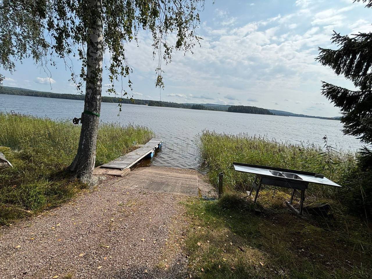 Schwedenhaus am See – Ferienhaus mit Motorboot & Steg in Storfors in Storfors, Värmland