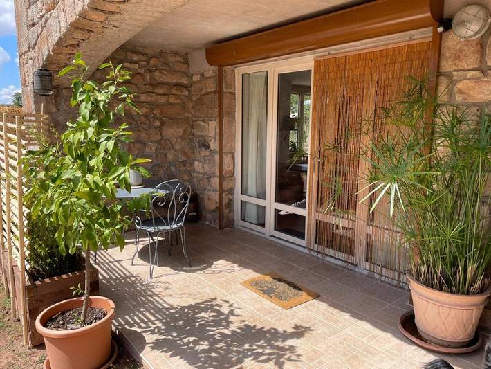 Gîte pour 2 personnes, avec Terrasse ainsi que Jardin et Vue à Buffières