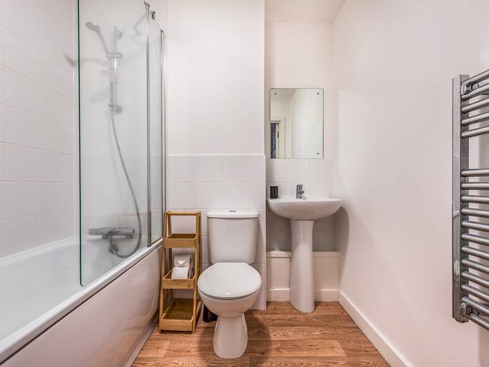 Entire apartment, Central Modern Flat with Parking - Pass the Keys in Chichester, West Sussex