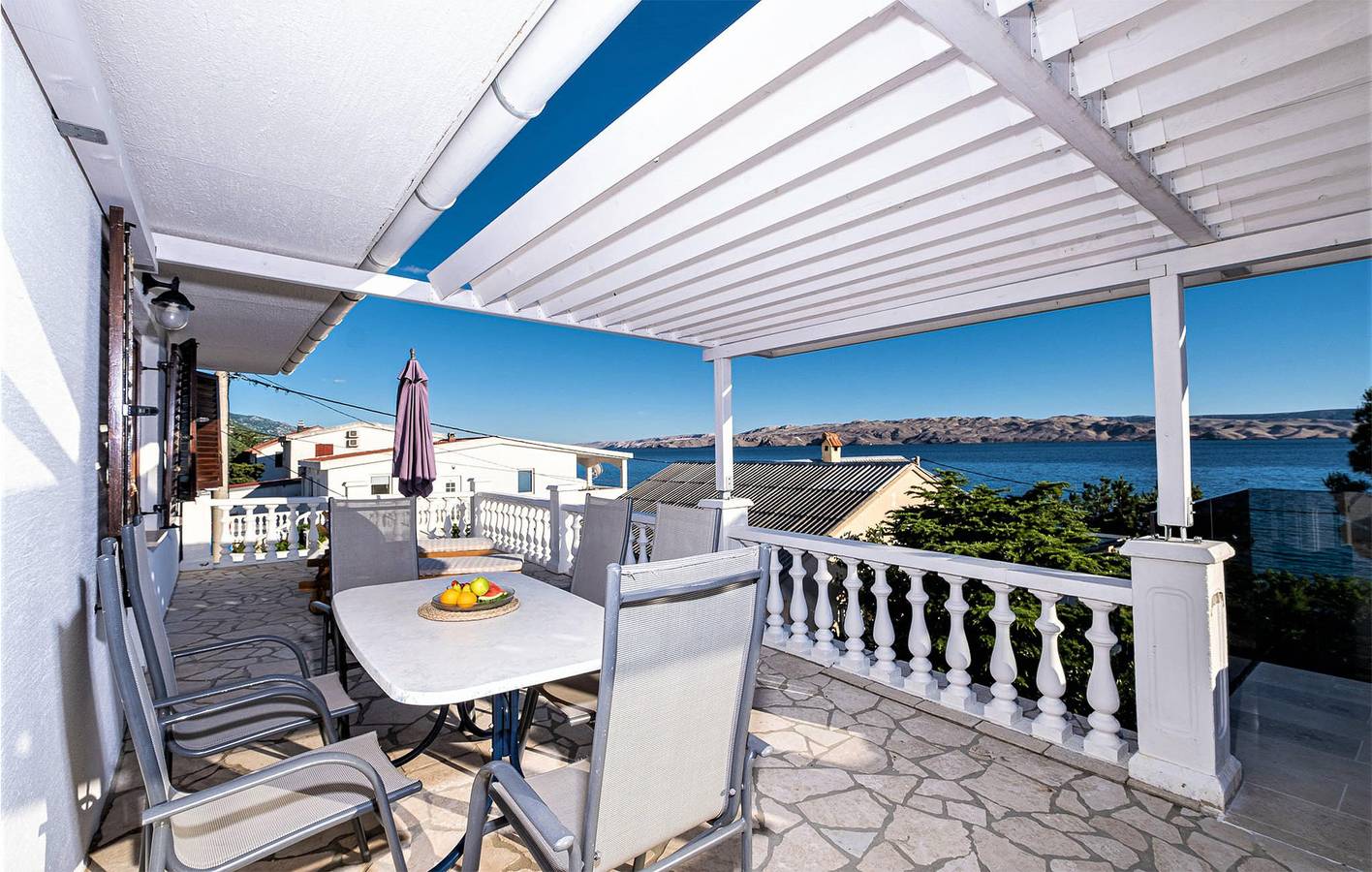 Geheel vakantieappartement, Gezellig appartement met 2 slaapkamers, uitzicht op zee, terras, wifi en parkeergelegenheid – op 100 meter van het strand in Cesarica, Velebit Nature Park