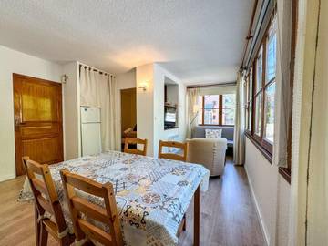 Gîte pour 4 personnes, avec piscine ainsi que jardin et vue à Enveitg