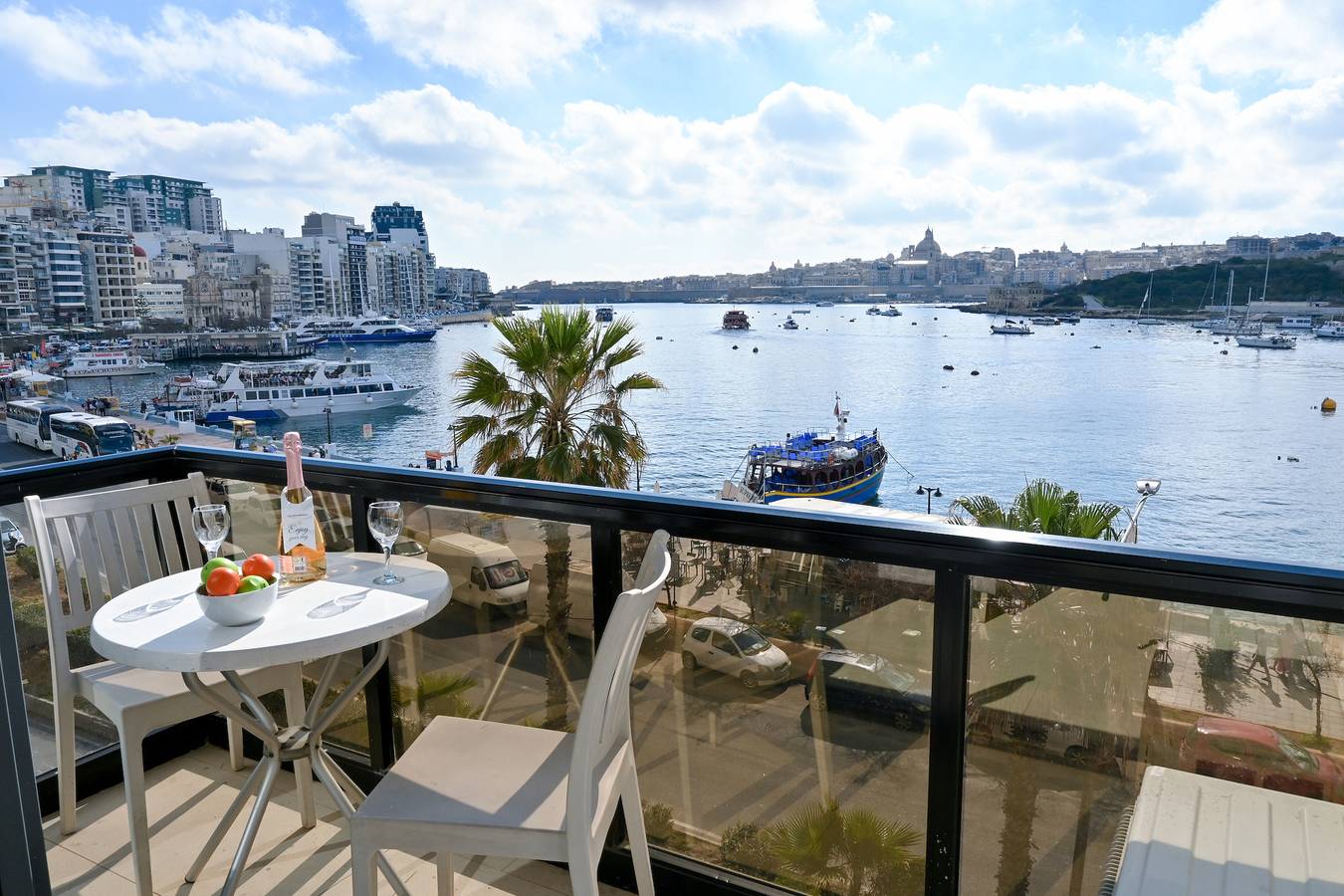Geheel appartement, A Sunny Seaview In Central Sliema in Sliema, Malta