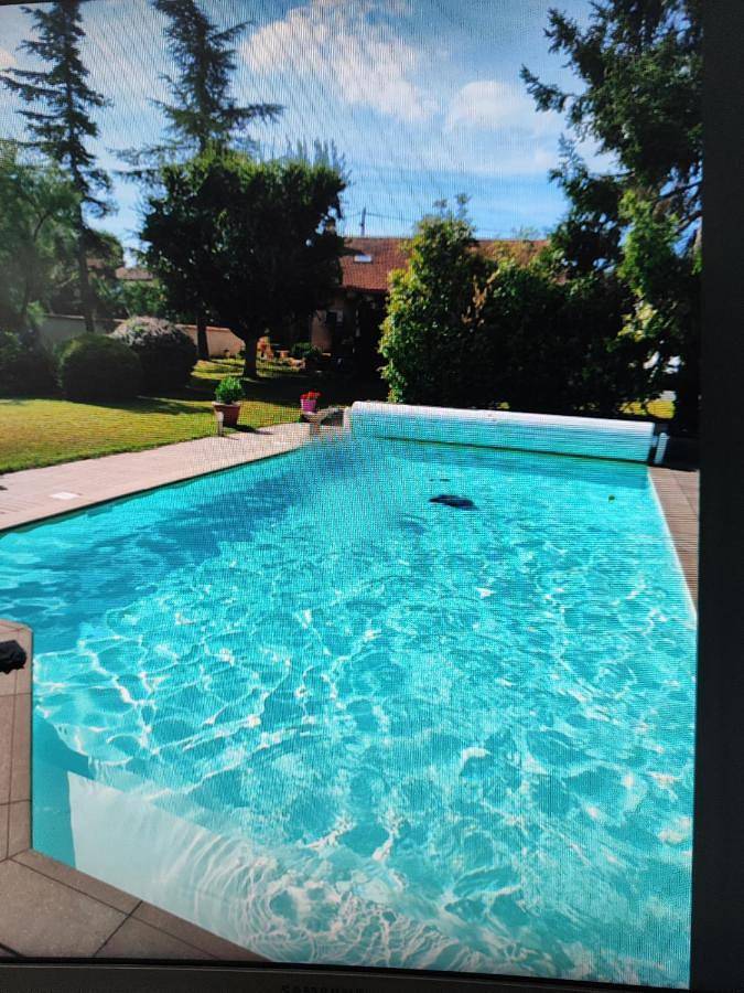 Gîte pour 4 personnes, avec terrasse et piscine à Aubiat