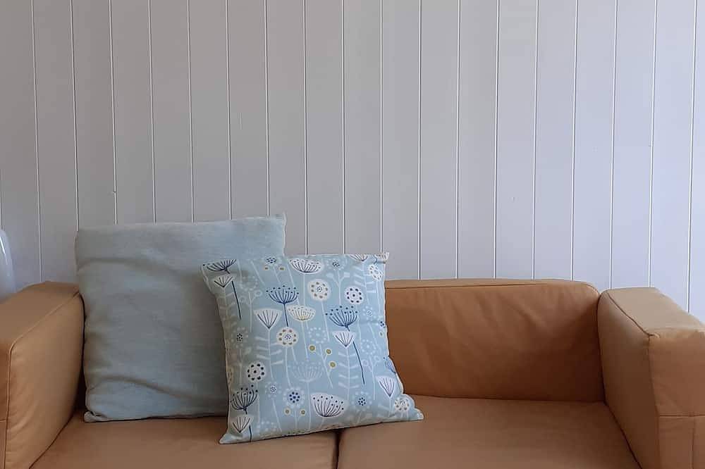 Lovely bright bungalow, tasteful coastal interior. in Cornwall