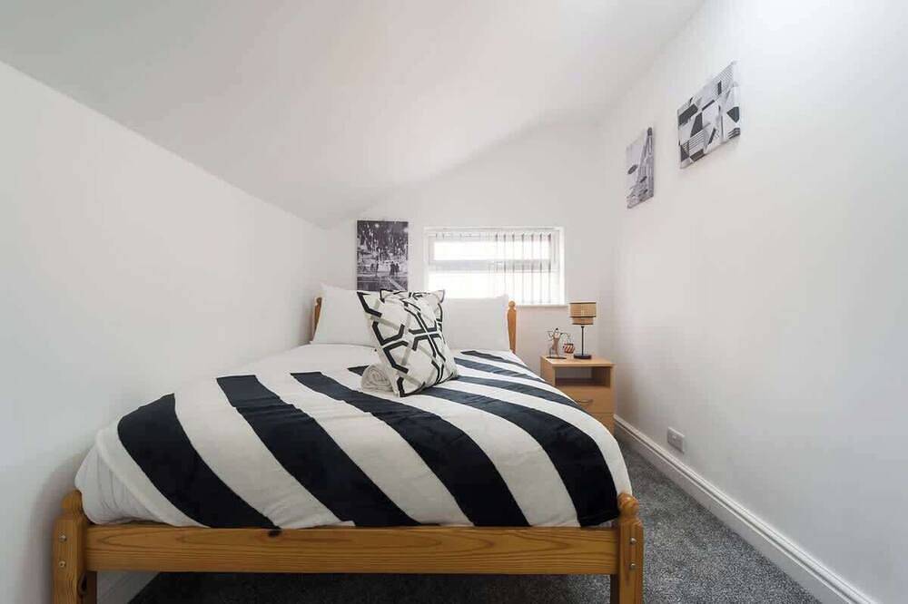 3 Bedroom Adom Home 4 Beds- Central Location in Kingston-upon-Hull, Yorkshire and the Humber
