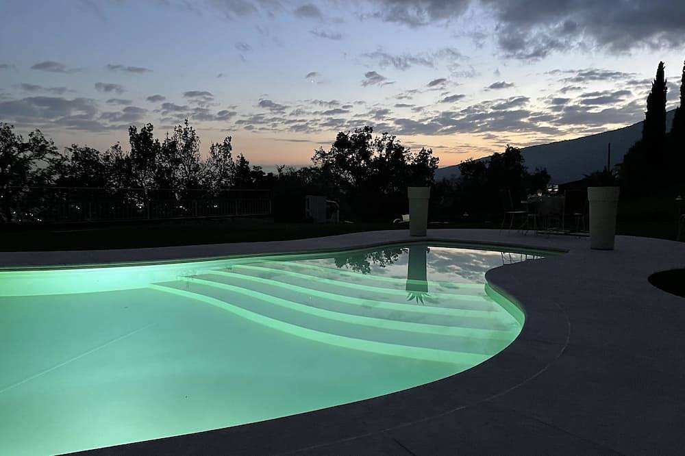 A chalet w/pool 10 km from Lake Garda Cir: in Gavardo, Gardasee-Berge