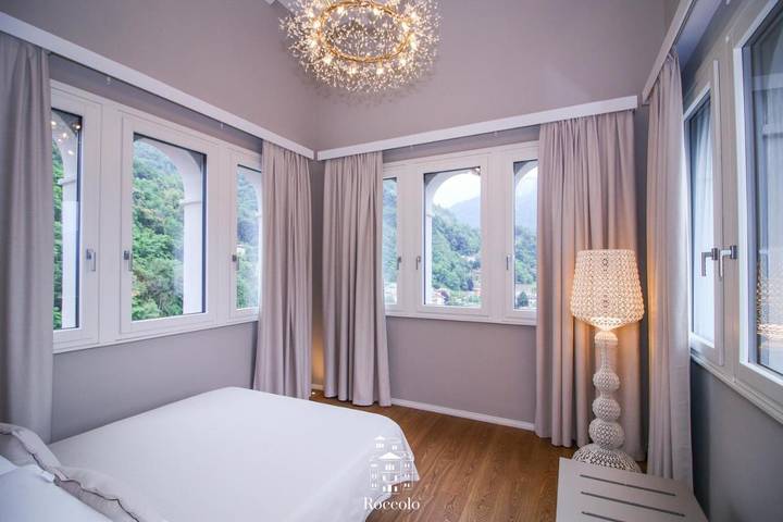 Gîte pour 2 personnes, avec Balcon et Terrasse ainsi que Jardin et Piscine à Varallo