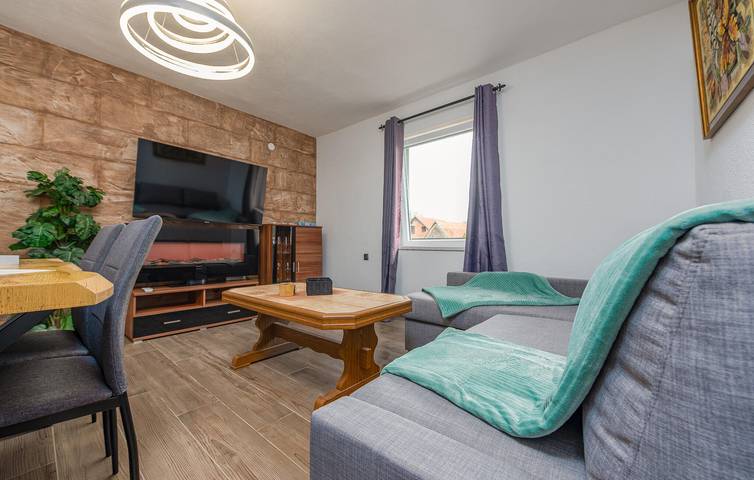 Gemütliche 2-Zimmer-Wohnung mit Pool, WLAN, Küche und Parkplatz in Gračac, Zadar