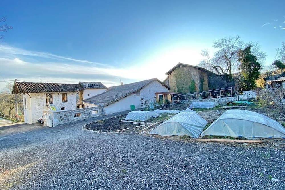 Chalet-style self-contained cottage in quiet countryside in Voiron, Isère