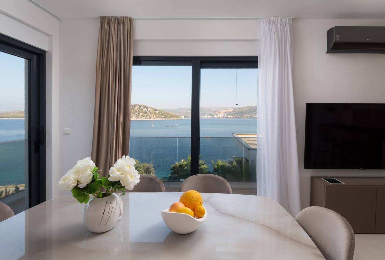 Elegance Villa Palm Bay 2, beheizter Pool - 10 m vom Meer entfernt, mit Meerblick und Balkon in Ražanj, Šibenik-Knin