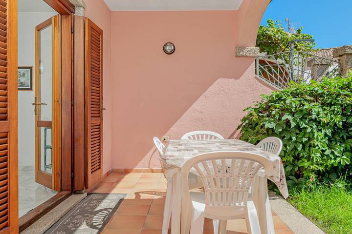 Appartamento intero, Appartamento 'Deledda' con terrazza privata, giardino privato e aria condizionata in San Teodoro, Olbia-Tempio