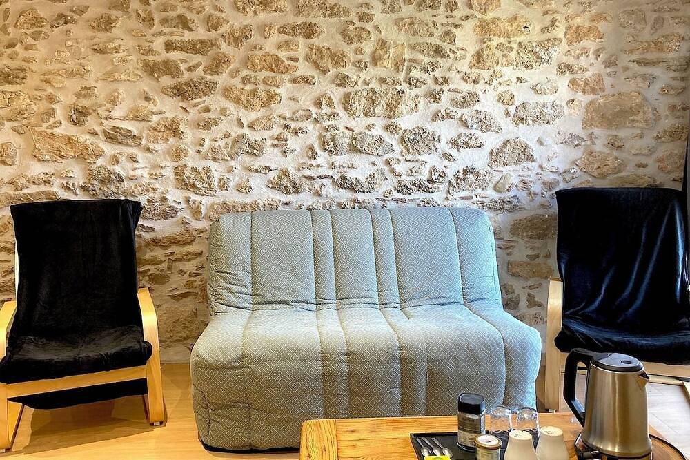 Au Chateau de Villelongue, Suite de la citadelle,Aude Pays Cathare,animaux admis in Villelongue-d'Aude, Région de Limoux