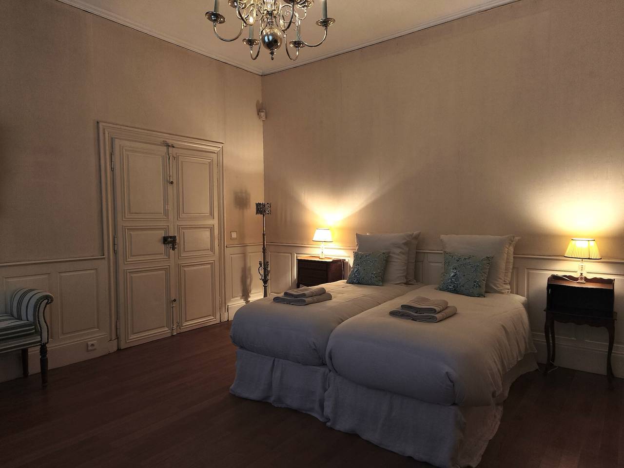 Gästezimmer „Chez Diane – Daphné“: Familien-Suite ebenerdig in Saint-Amand-Montrond