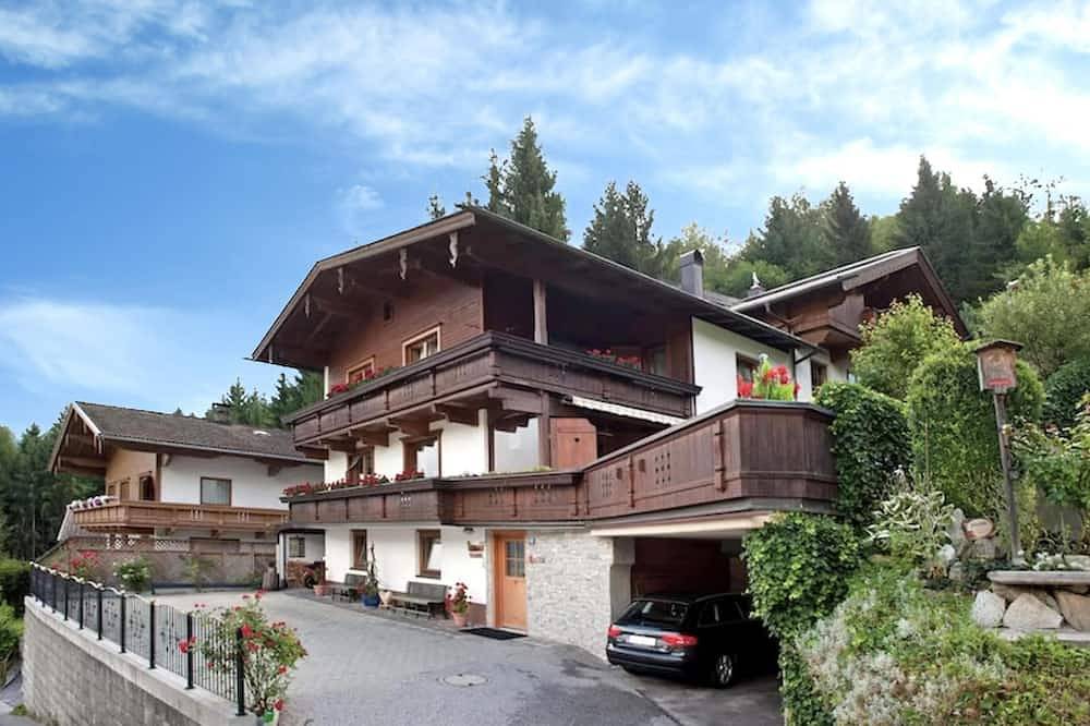 Entire apartment, Spacious apartment with a magnificent view in Gerlosberg, Ziller valley alps