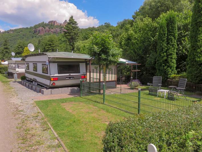 Camping for 4 personer, med terrasse og hage i tillegg til sauna, dyr tillatt i Eifel