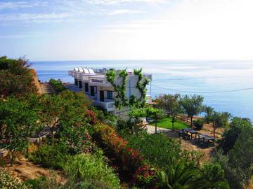 Gîte pour 2 personnes, avec jardin ainsi que balcon et vue dans Agia Pelagia