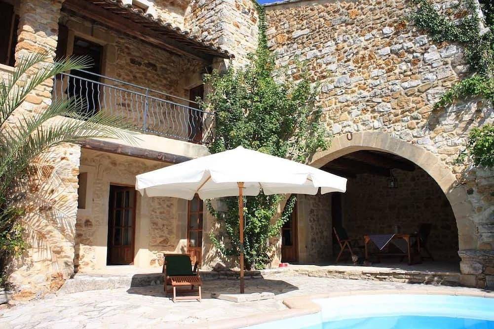 Over 1000 year old country house with pool near Uzes for 12 people, ideal for families in Foissac, Région de Nîmes