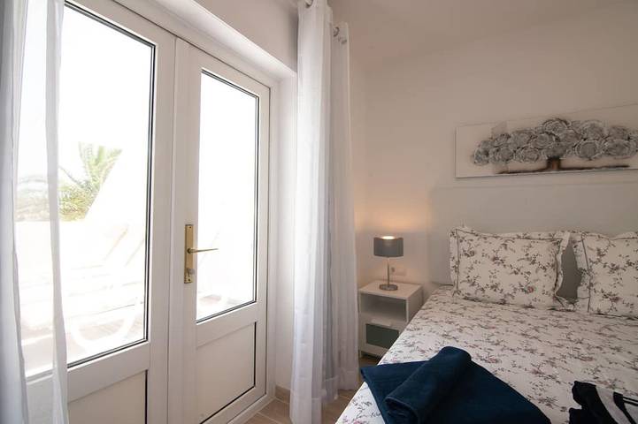 Appartement entier, Newly renovated penthouse in a complex with pool on the seafront in Playa Bastián, Teguise