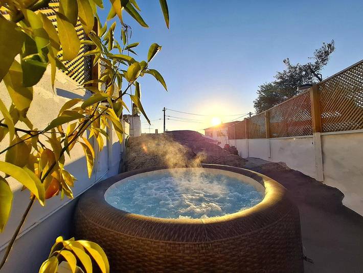 Entire apartment, Apartment 'Descanso Dos Oleiros' with Private Terrace, Wi-Fi and Air Conditioning in Évora District