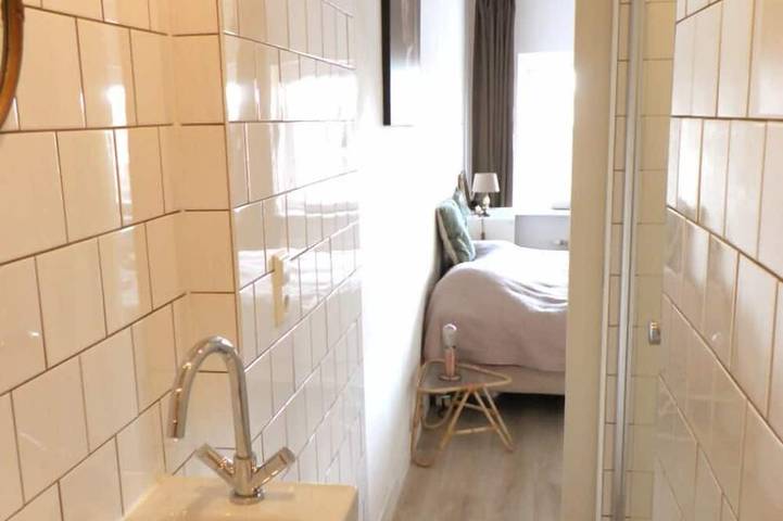 Ganze Wohnung, Schöne renovierte geräumige Wohnung in Villa des 19. Jahrhunderts, mit Blick auf den Kanal in Amsterdam Oost, Holländische Küste