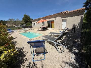 Location de vacances pour 6 personnes, avec jardin ainsi que piscine et vue à Mormoiron