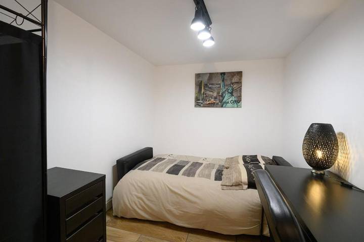 Location de vacances pour 4 personnes, avec jardin ainsi que vue et piscine à Chelles - 4