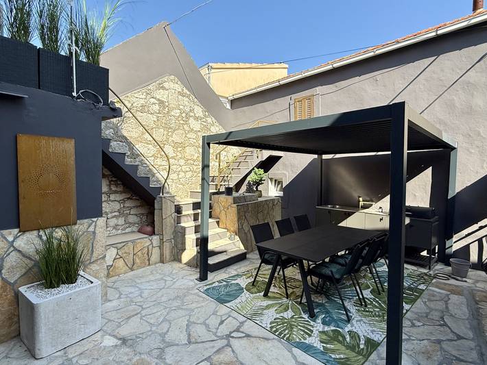 Ferienhaus für 4 Personen, mit Terrasse und Garten in Kukljica