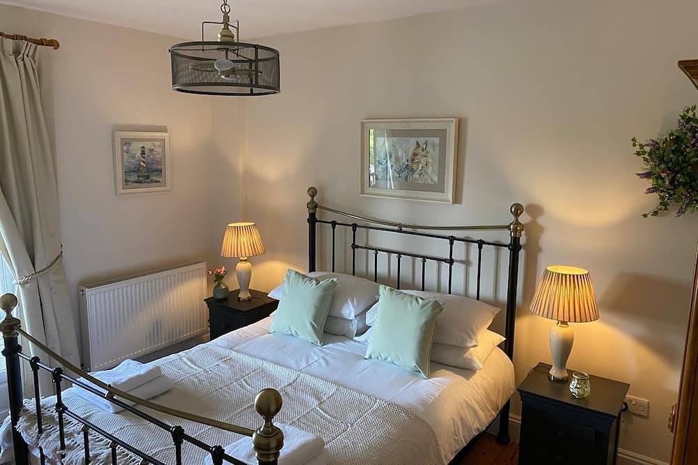 Stiffkey, hot tub/spa safe garden dog friendly, parking, next to marsh local pub in Stiffkey, Norfolk Coast