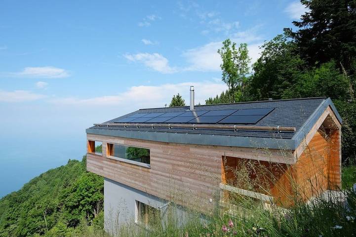 Chalet à la Montagne. Vue Exceptionnelle sur le lac et les Alpes. Havre de Paix in Veytaux, Waadtland RDK