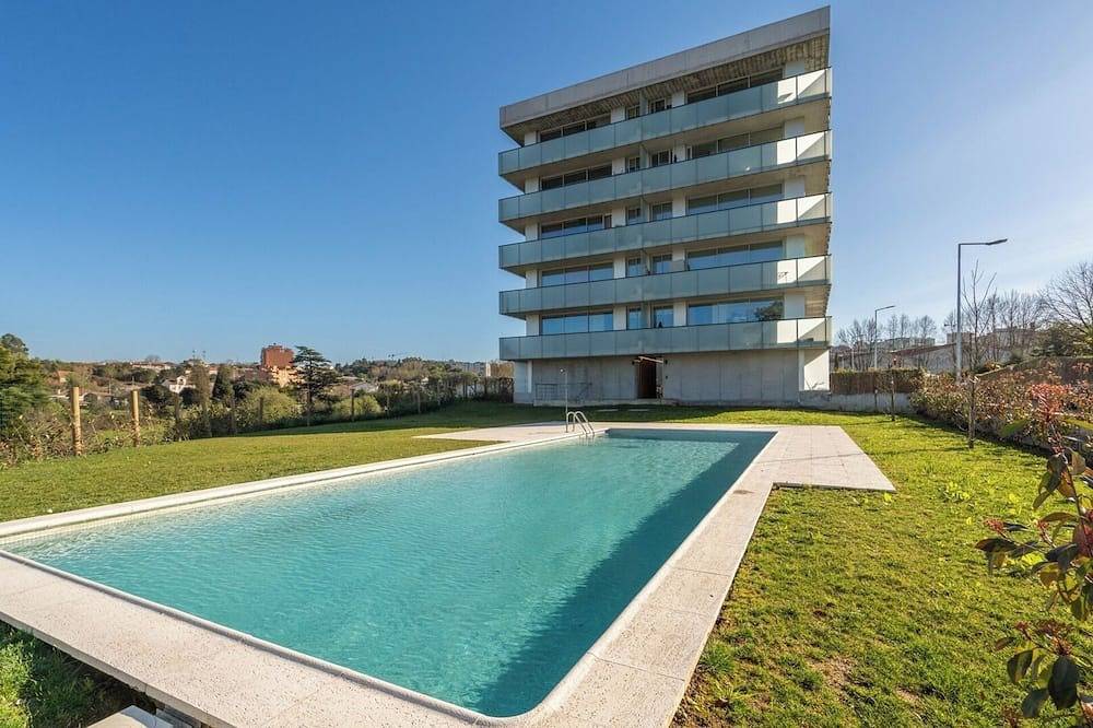 Apartamento inteiro, Colourful Luxurious Flat w/ Balcony and Pool in Oliveira do Douro, Distrito do Porto