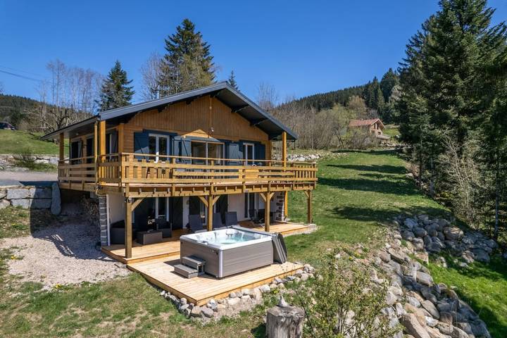 Chalet pour 8 personnes, avec Balcon et Jacuzzi ainsi que Jardin et Sauna à Gérardmer