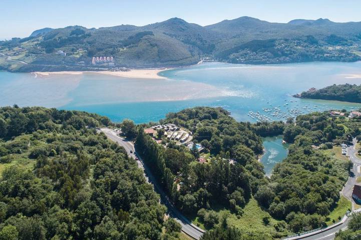 Vakantiepark voor 3 personen, with Terras and Tuin as well as Zwembad in Noord-Spanje