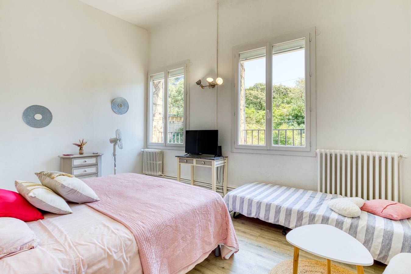Chambre d’hôtes « suite familiale La Bouzigaude » avec terrasse partagée, jardin commun et Wi-Fi in Balaruc-le-Vieux, Côte méditerranéenne (France)
