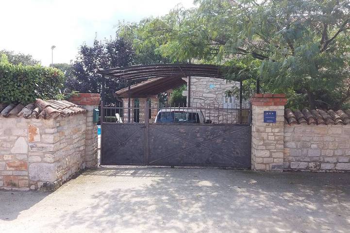 Traditional Istrian stone farmhouse with private pool. Secure & secluded garden. in Vabriga, Tar-Vabriga