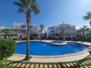 Gîte pour 5 personnes, avec bassin pour enfant et piscine ainsi que vue et jardin dans Sidi Rahal