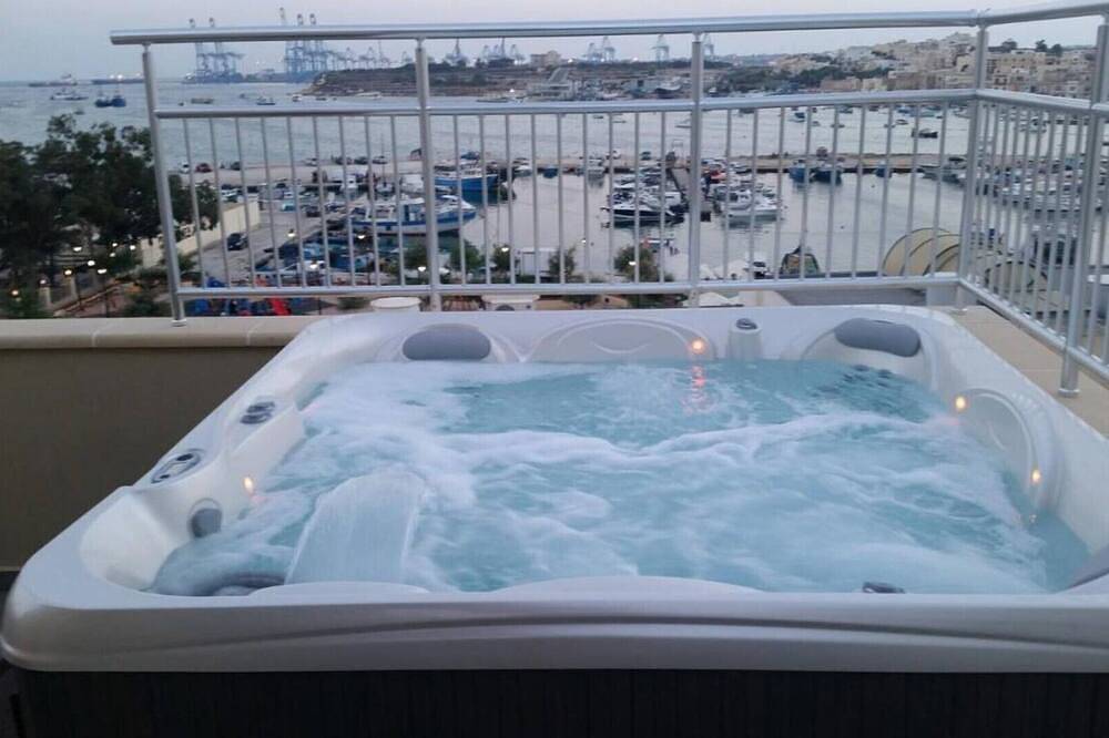 Ganze Wohnung, Luxury 4-Bedroom Penthouse | Panoramic Marsaxlokk Harbour Views + Jacuzzi in Marsaxlokk, Insel Malta