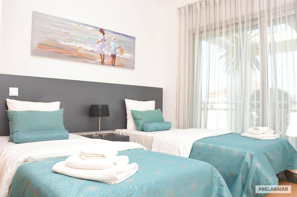 Hel lägenhet, Modern, air-conditioned family apartment with pool. 10 minute walk to beach in Salir do Porto, Tornada e Salir do Porto