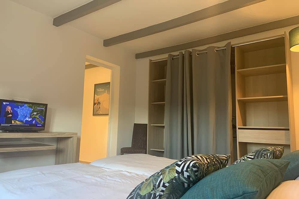 Entire villa in quiet, not overlooked location in Pernes-les-Fontaines, Parque natural regional del Mont Ventoux