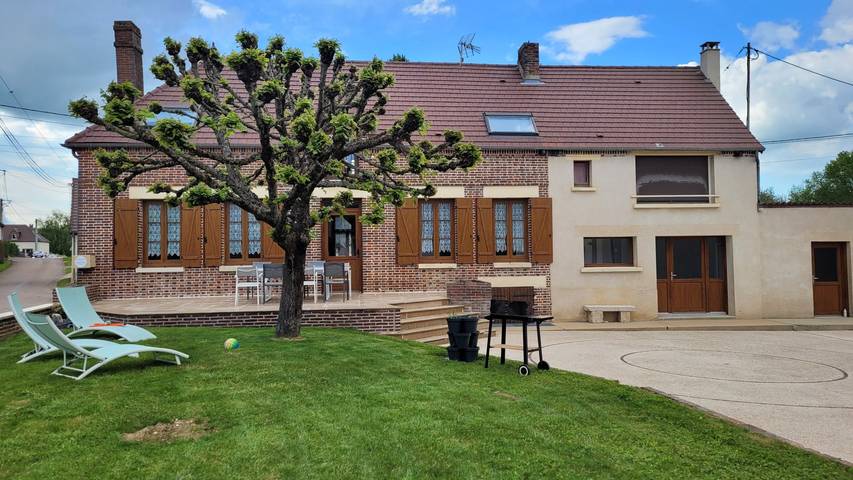 Gîte pour 11 personnes, avec terrasse à Aix-en-Othe