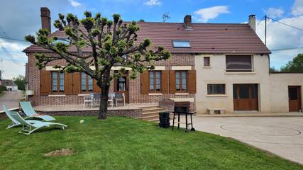 Gîte pour 11 personnes, avec terrasse à Aix-en-Othe