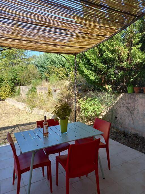 Location de vacances pour 3 personnes, avec jardin et piscine à La Bastidonne - 4